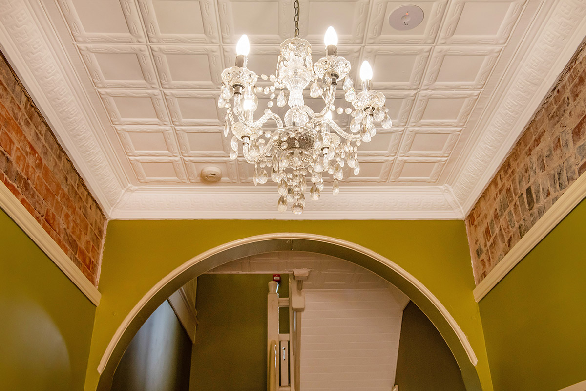 The chandelier and ceiling of the hotel before renovation